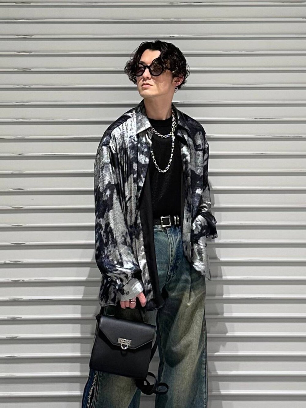 ブラック系のドレスシューズ、ブラック系のショルダーバッグ、ブラック系のシャツ/ブラウスを着用したメンズの春コーディネートの2枚目の写真