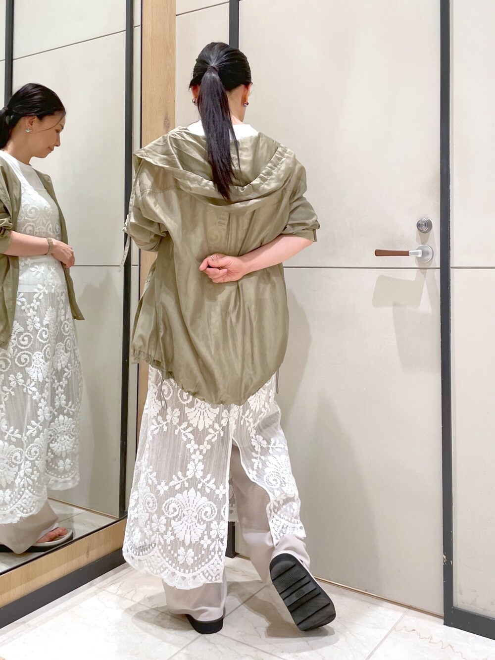 ベージュ系のシャツ/ブラウス、ホワイト系のワンピース、ホワイト系のキャミソールを着用したレディースの夏コーディネートの3枚目の写真