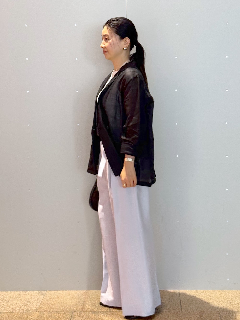 「ジャケット、ジャケットスタイル、パンツ、パンツスタイル、パンツコーデ、夏、夏コーデ、夏服、カットソー、キレイめ、きれいめ、30代コーデ、40代ファッション、リネン、リネンジャケット」｜「GALLARDAGALANTEの【2.718】ストラップサンダル（サンダル、ブラック系）」を使った、ggakemさん（骨格ウェーブ・レディース・158cm）の夏コーディネートの4枚目の写真
