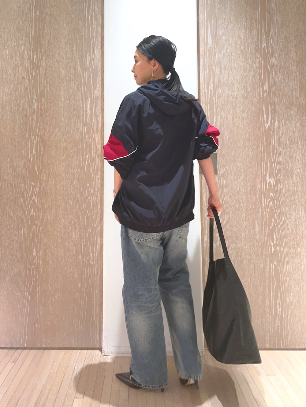 ブラウン系のパンプス、ブルー系のブルゾン、ブルー系のつなぎ/オールインワンを着用したレディースの冬コーディネートの3枚目の写真