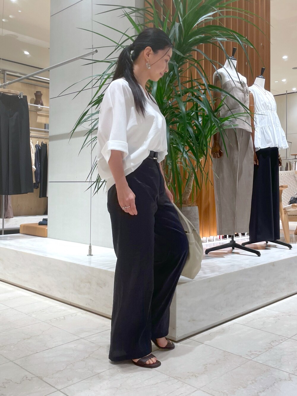 ホワイト系のシャツ/ブラウス、ブルー系のその他パンツ、ブラウン系のサンダルを着用したレディースの夏コーディネートの5枚目の写真