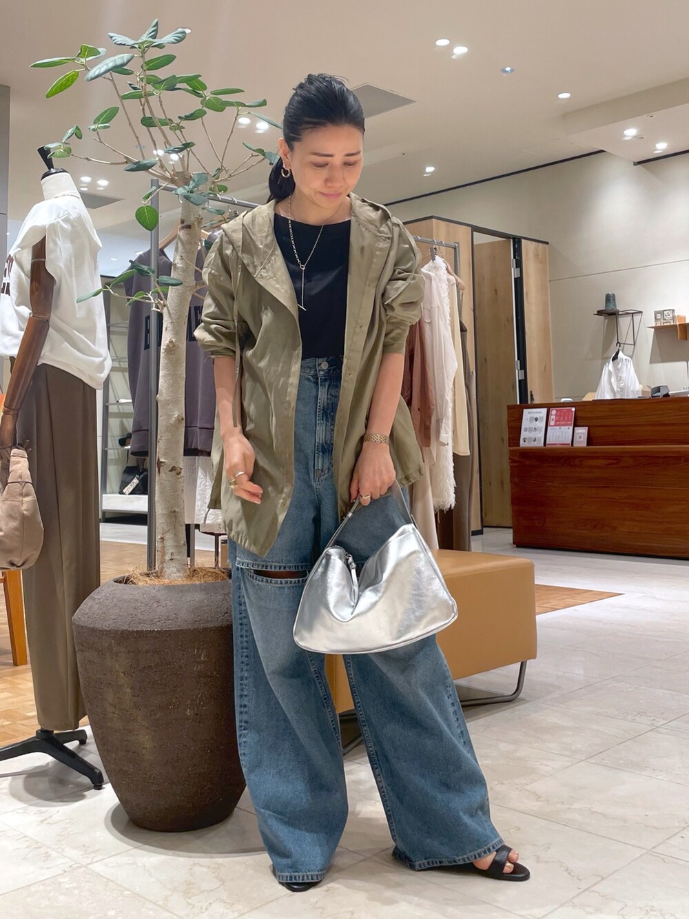 ブルー系のデニムパンツ、ベージュ系のシャツ/ブラウス、ブラック系のTシャツ/カットソーを着用したレディースの秋コーディネートの5枚目の写真