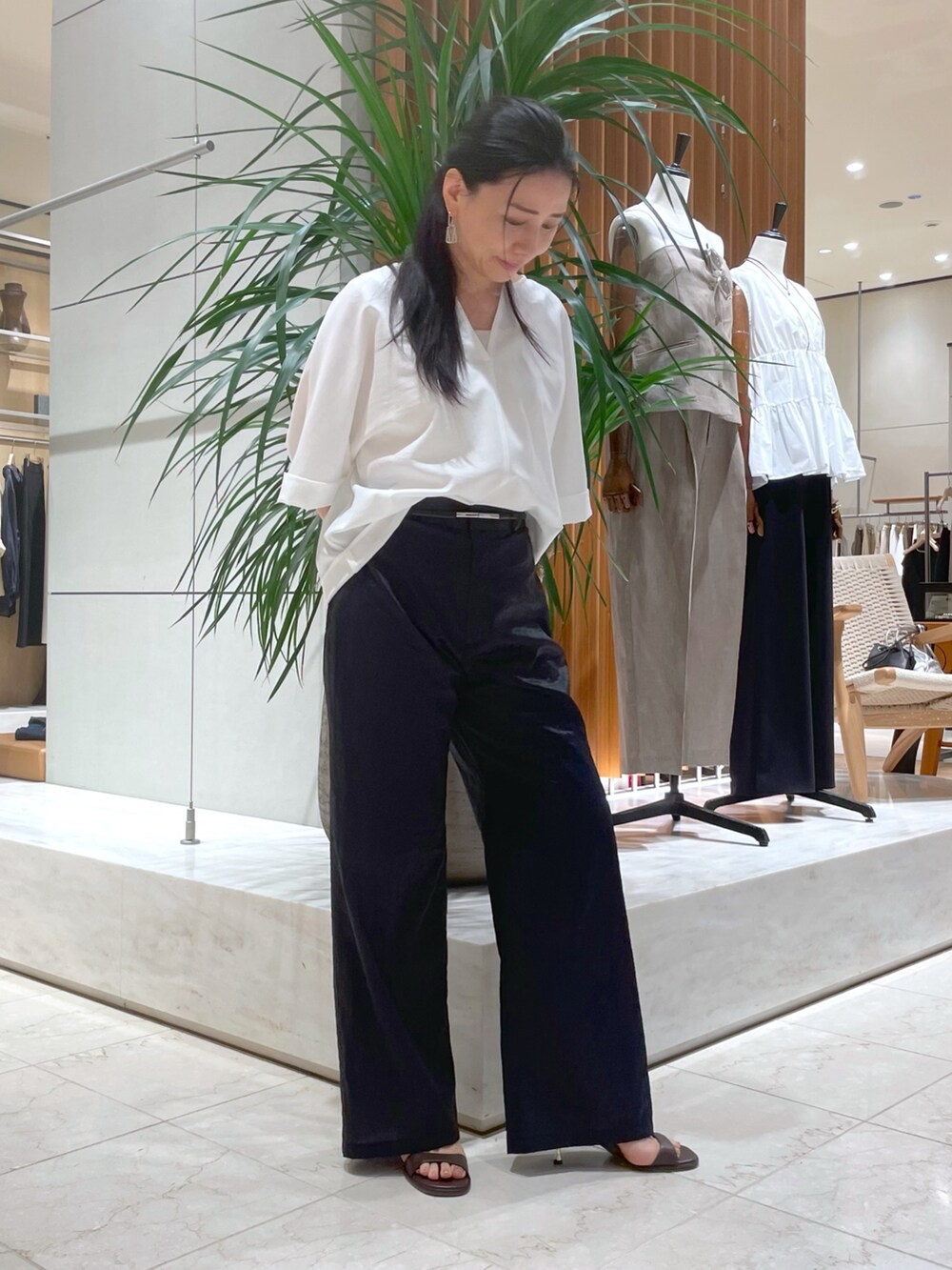 ホワイト系のシャツ/ブラウス、ブルー系のその他パンツ、ブラウン系のサンダルを着用したレディースの夏コーディネートの6枚目の写真