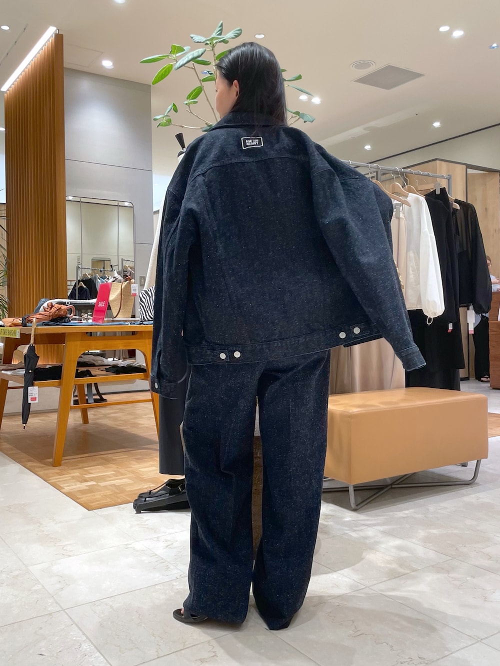 ブルー系のデニムジャケット、ブルー系のシャツ/ブラウス、ブルー系のデニムパンツを着用したレディースの秋コーディネートの3枚目の写真