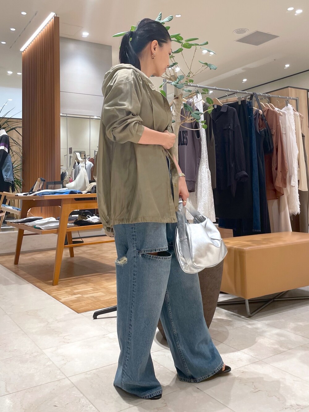 ブルー系のデニムパンツ、ベージュ系のシャツ/ブラウス、ブラック系のTシャツ/カットソーを着用したレディースの秋コーディネートの7枚目の写真