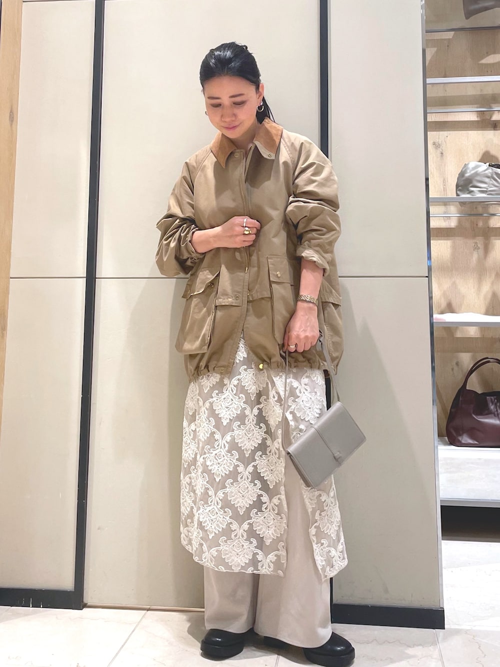 ブラック系のブーツ、ベージュ系のその他アウター、ベージュ系のその他パンツを着用したレディースの秋コーディネートの8枚目の写真