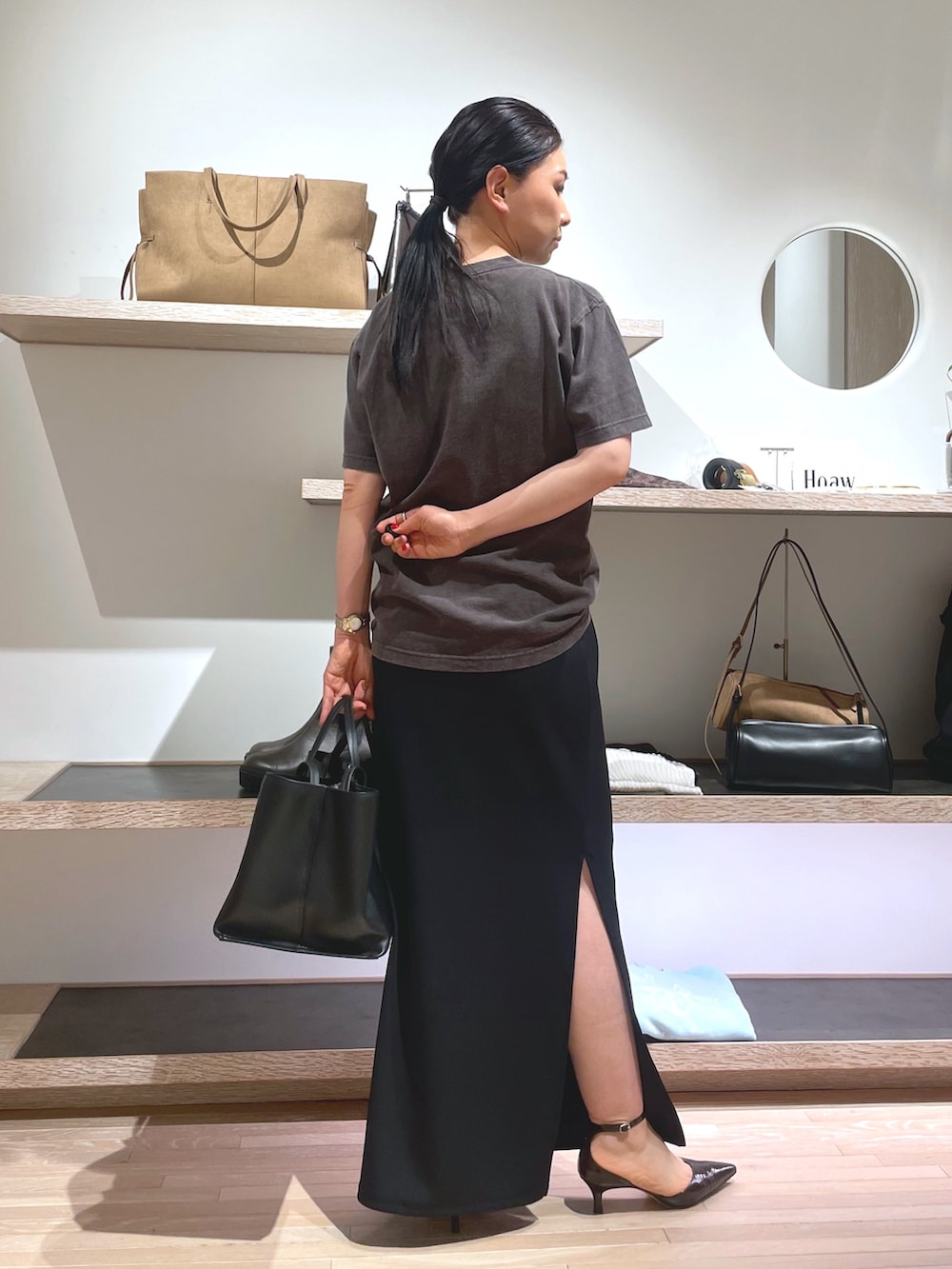 グレー系のTシャツ/カットソー、ブラウン系のパンプス、ブラック系のスカートを着用したレディースの春コーディネートの5枚目の写真
