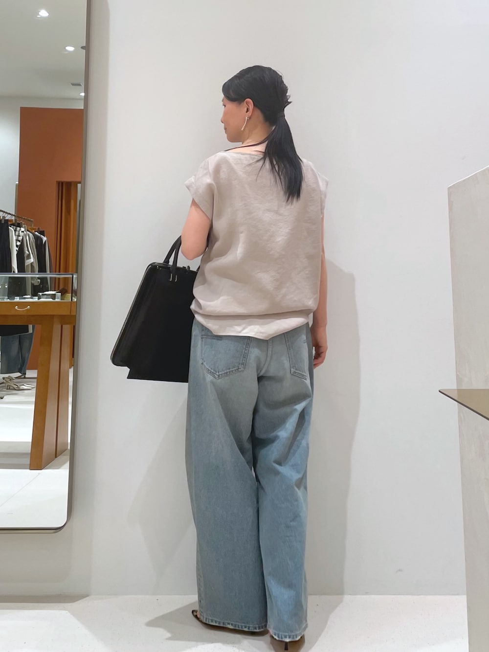 イエロー系のサンダル、ベージュ系のシャツ/ブラウス、ブルー系のデニムパンツを着用したレディースの夏コーディネートの6枚目の写真