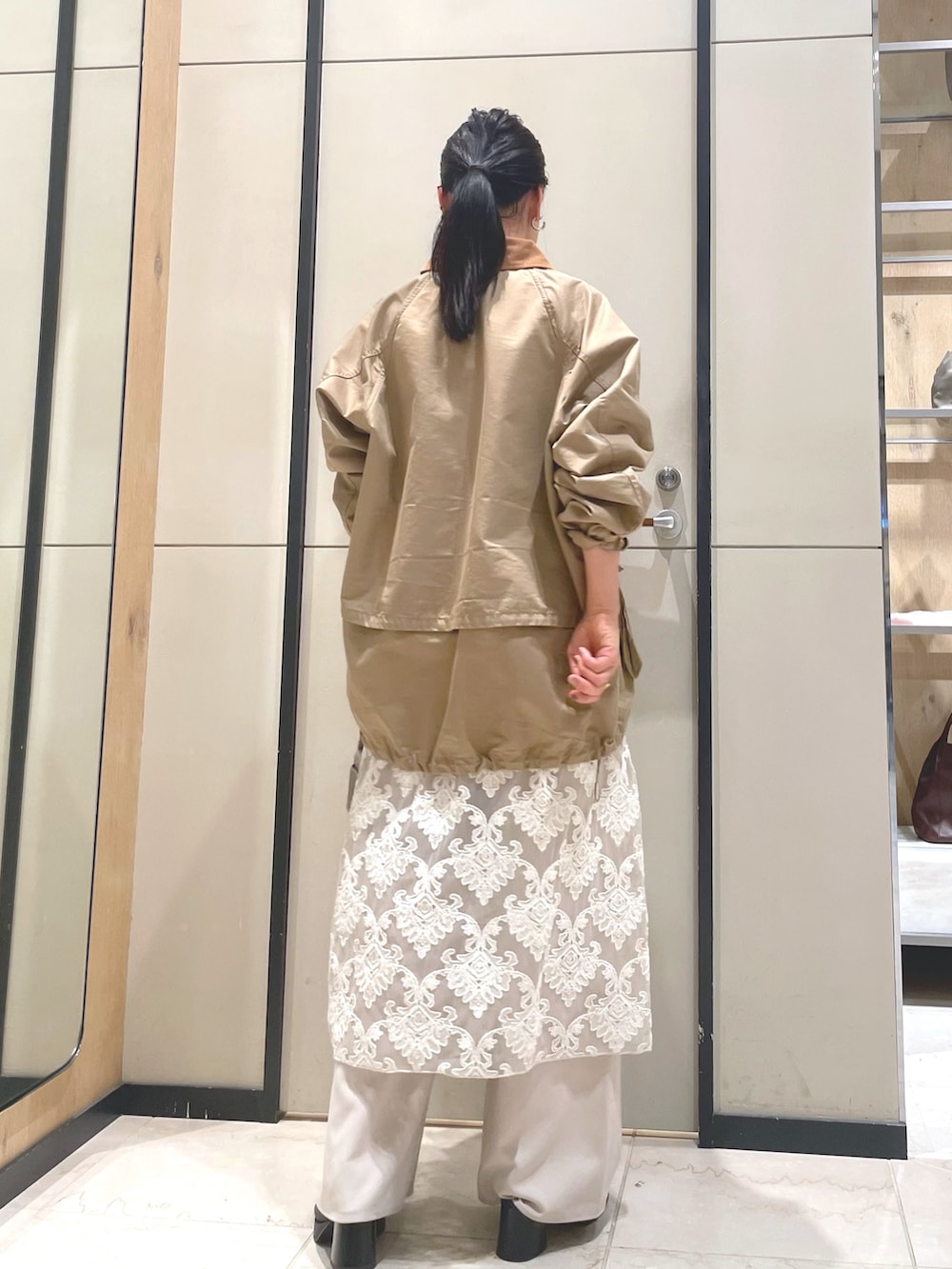 ブラック系のブーツ、ベージュ系のその他アウター、ベージュ系のその他パンツを着用したレディースの秋コーディネートの3枚目の写真