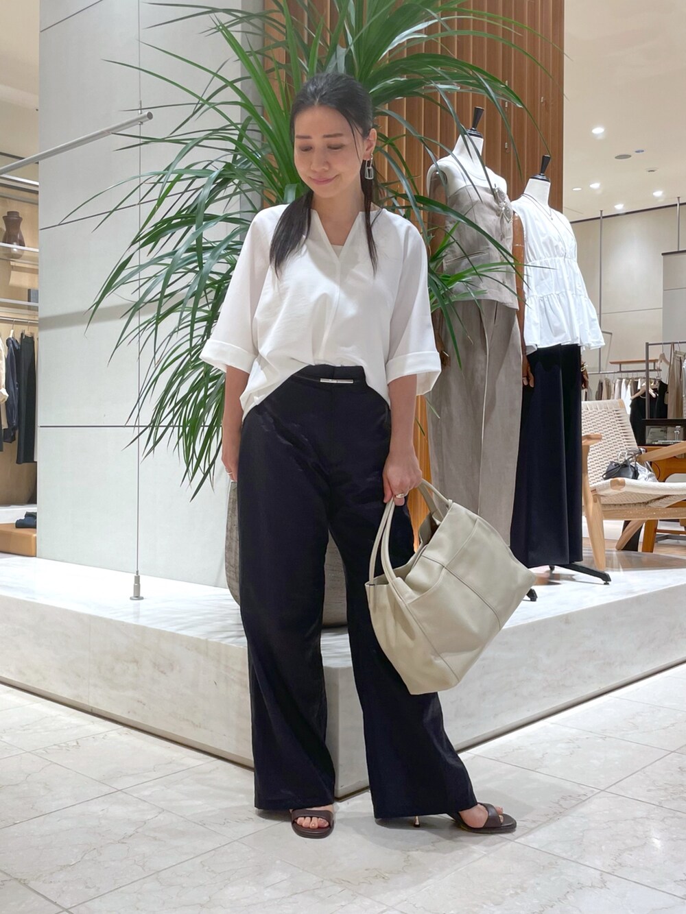 ホワイト系のシャツ/ブラウス、ブルー系のその他パンツ、ブラウン系のサンダルを着用したレディースの夏コーディネートの3枚目の写真