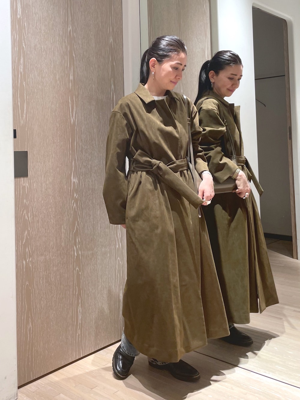 ホワイト系のTシャツ/カットソー、ブルー系のつなぎ/オールインワン、ブラウン系のその他アウターを着用したレディースの冬コーディネートの3枚目の写真