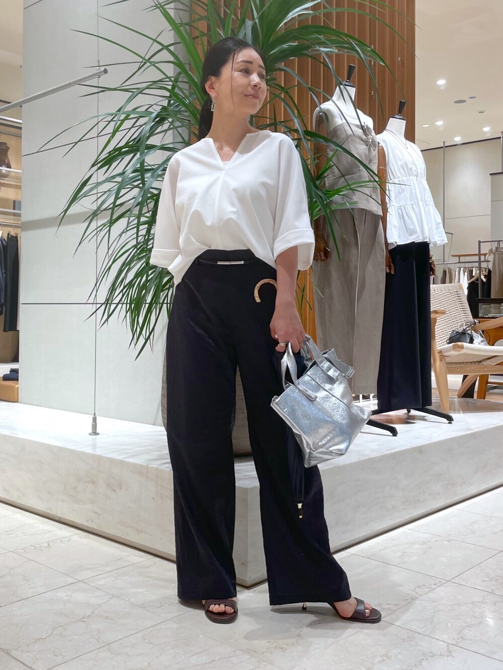 ホワイト系のシャツ/ブラウス、ブルー系のその他パンツ、ブラウン系のサンダルを着用したレディースの夏コーディネートの9枚目の写真