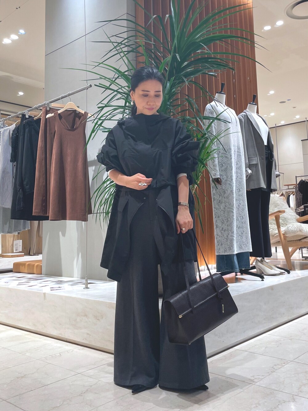 ブラック系のブーツ、ブラック系のその他アウター、グレー系のその他パンツを着用したレディースの秋コーディネートの5枚目の写真