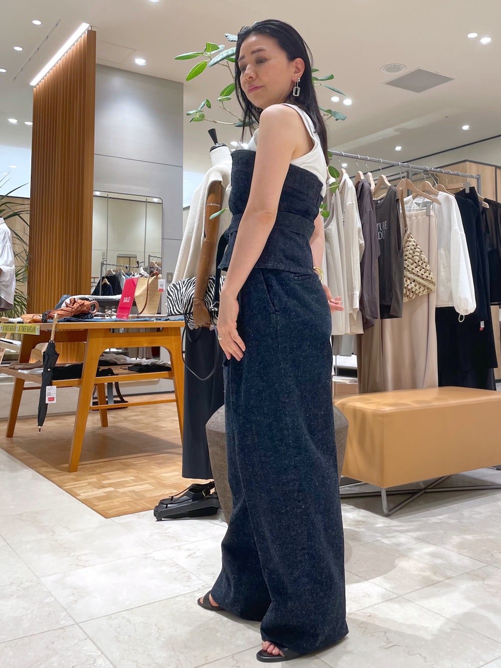 ブルー系のデニムジャケット、ブルー系のシャツ/ブラウス、ブルー系のデニムパンツを着用したレディースの秋コーディネートの5枚目の写真