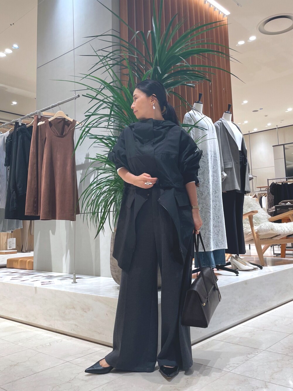 ブラック系のブーツ、ブラック系のその他アウター、グレー系のその他パンツを着用したレディースの秋コーディネートの4枚目の写真