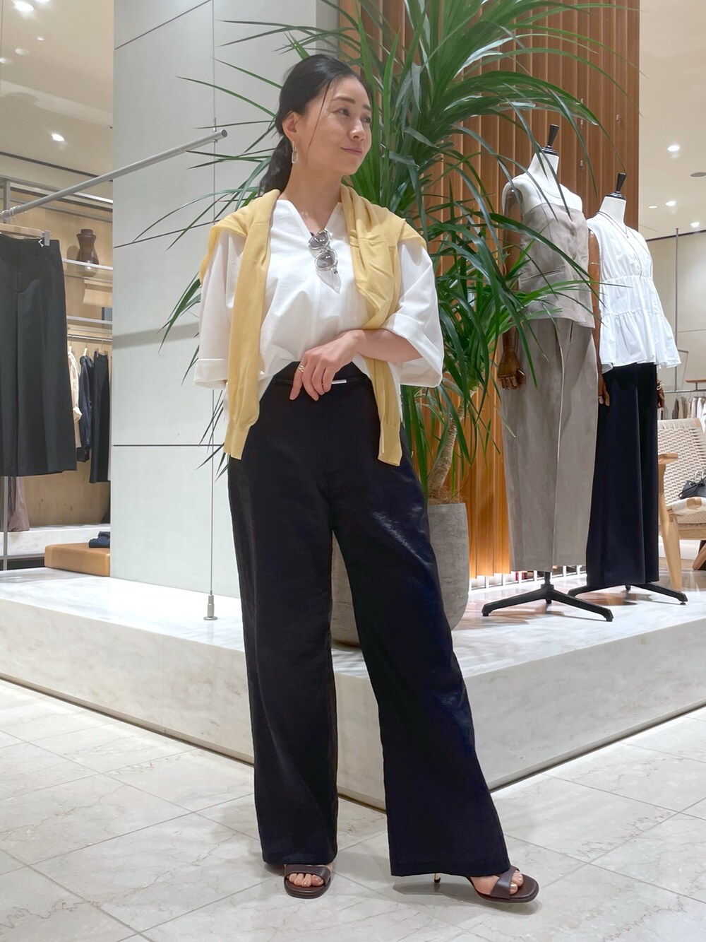 ホワイト系のシャツ/ブラウス、ブルー系のその他パンツ、ブラウン系のサンダルを着用したレディースの夏コーディネートの10枚目の写真