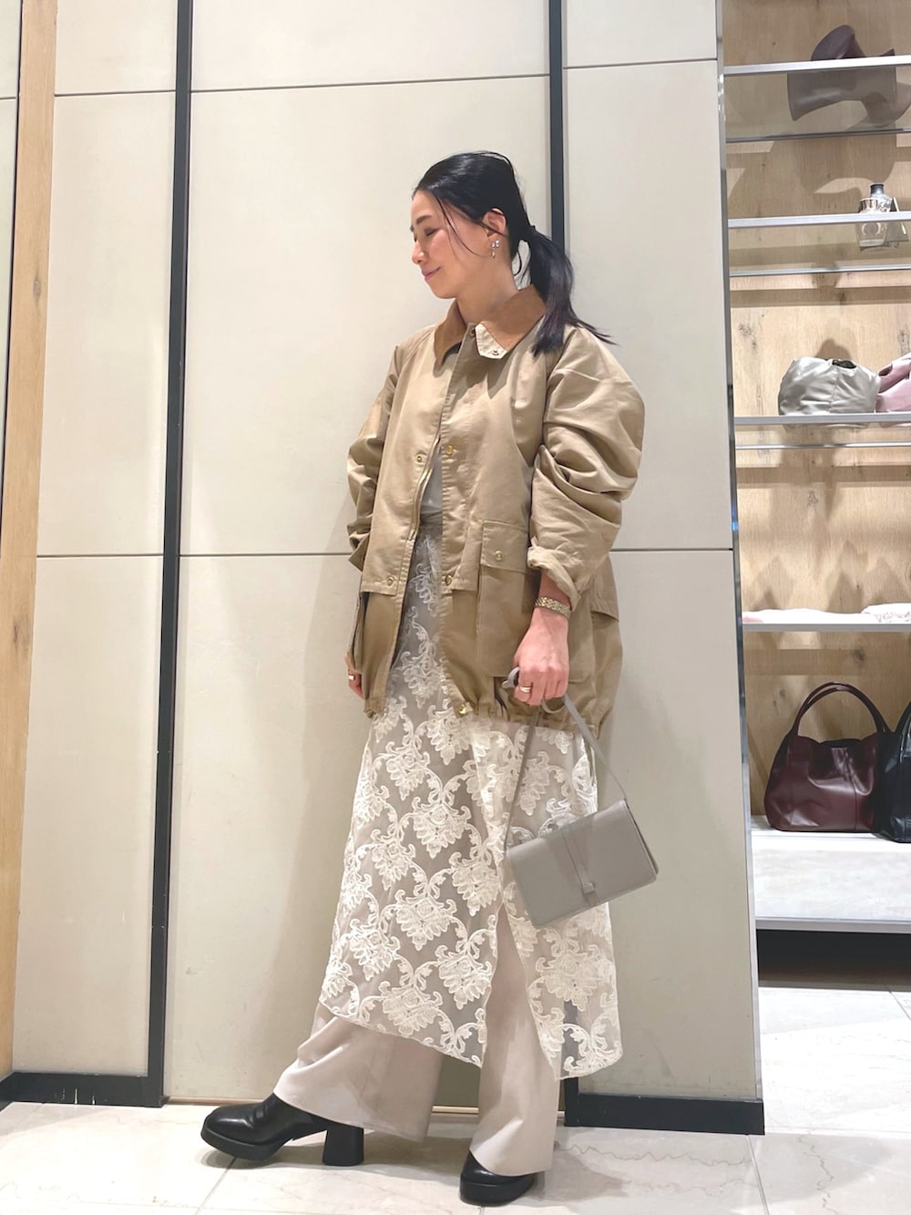 ブラック系のブーツ、ベージュ系のその他アウター、ベージュ系のその他パンツを着用したレディースの秋コーディネートの4枚目の写真