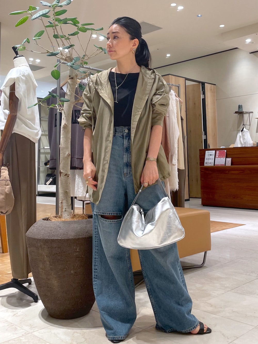 ブルー系のデニムパンツ、ベージュ系のシャツ/ブラウス、ブラック系のTシャツ/カットソーを着用したレディースの秋コーディネートの4枚目の写真