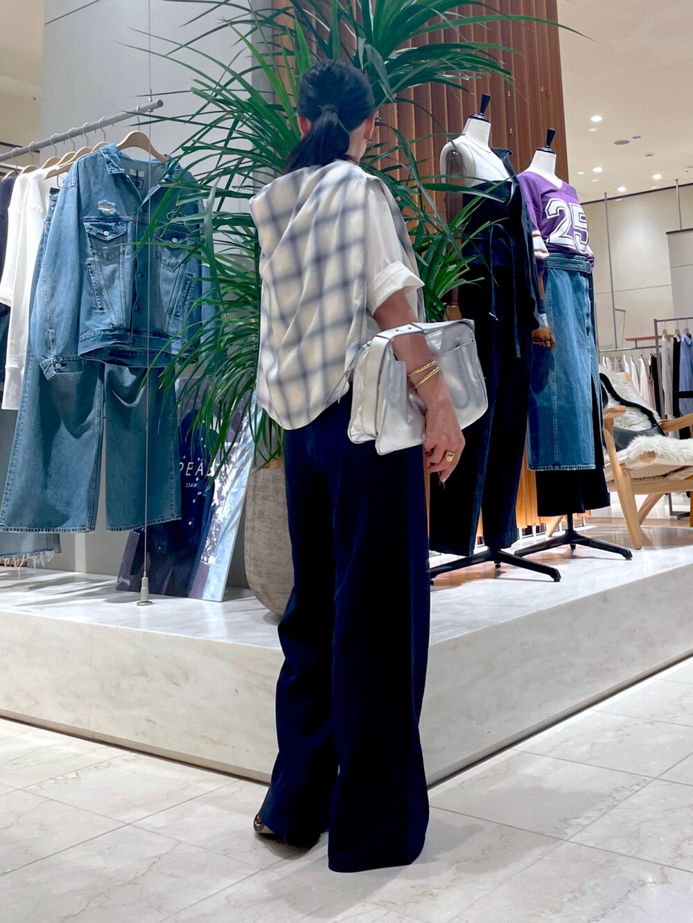 ベージュ系のシャツ/ブラウス、シルバー系のショルダーバッグ、ホワイト系のシャツ/ブラウスを着用したレディースの秋コーディネートの5枚目の写真