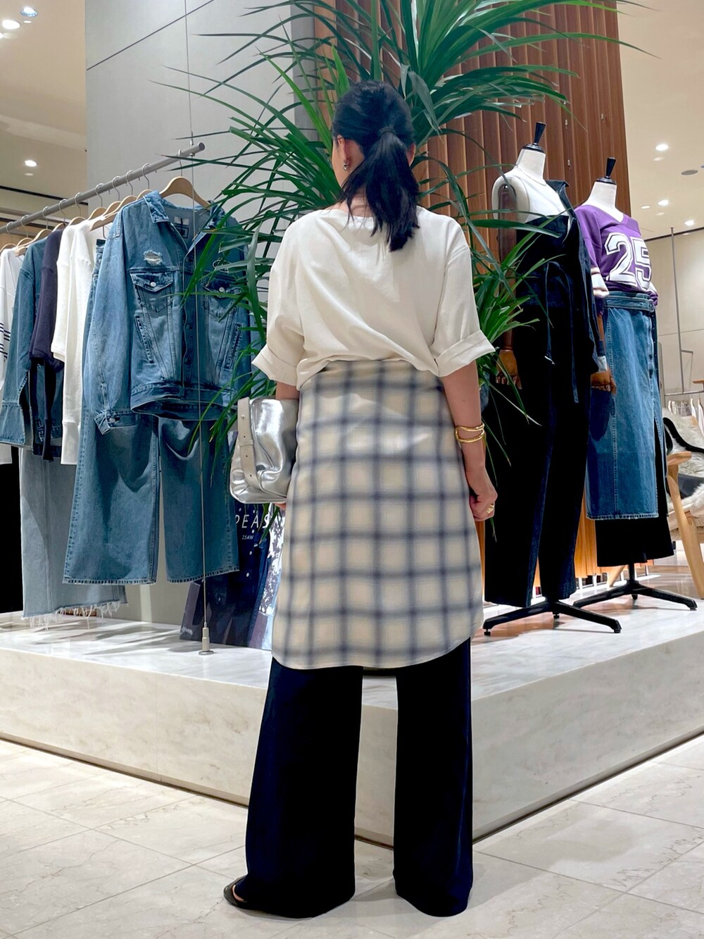 ベージュ系のシャツ/ブラウス、シルバー系のショルダーバッグ、ホワイト系のシャツ/ブラウスを着用したレディースの秋コーディネートの3枚目の写真