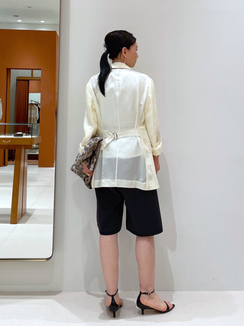 ベージュ系のトートバッグ、ブラック系のサンダル、グレー系のその他パンツを着用したレディースの夏コーディネートの3枚目の写真