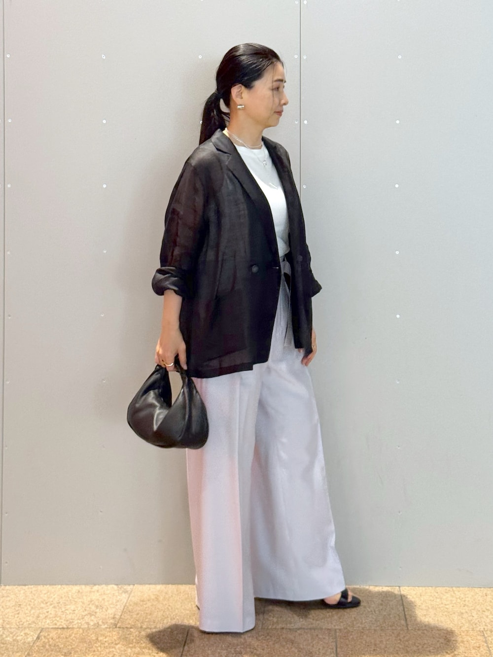 「ジャケット、ジャケットスタイル、パンツ、パンツスタイル、パンツコーデ、夏、夏コーデ、夏服、カットソー、キレイめ、きれいめ、30代コーデ、40代ファッション、リネン、リネンジャケット」｜「GALLARDAGALANTEの【2.718】ストラップサンダル（サンダル、ブラック系）」を使った、ggakemさん（骨格ウェーブ・レディース・158cm）の夏コーディネートの2枚目の写真