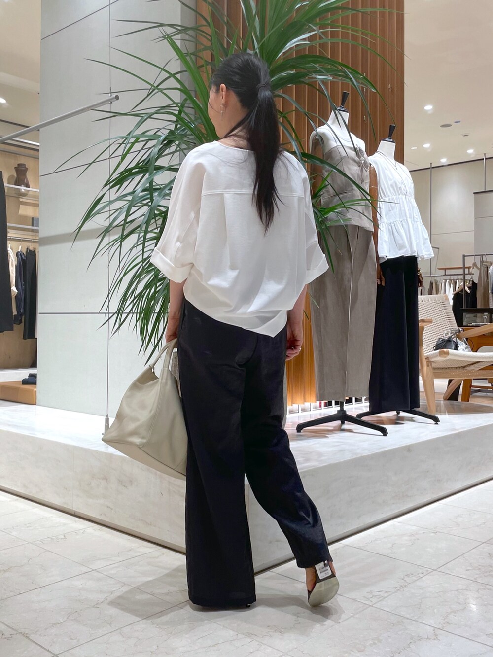 ホワイト系のシャツ/ブラウス、ブルー系のその他パンツ、ブラウン系のサンダルを着用したレディースの夏コーディネートの8枚目の写真