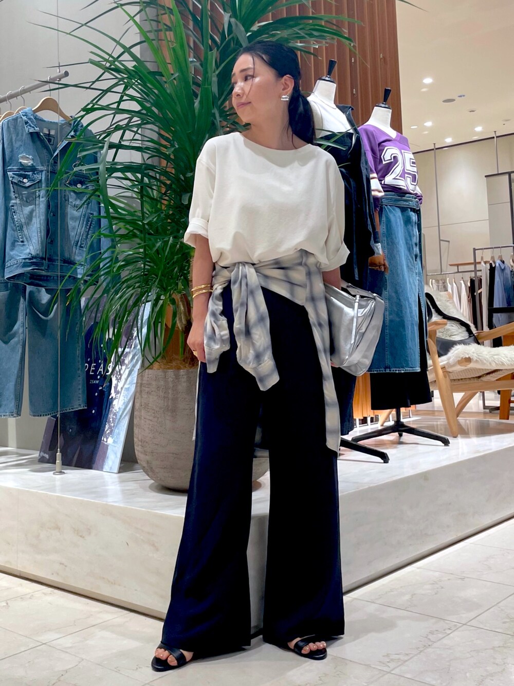 ベージュ系のシャツ/ブラウス、シルバー系のショルダーバッグ、ホワイト系のシャツ/ブラウスを着用したレディースの秋コーディネートの4枚目の写真