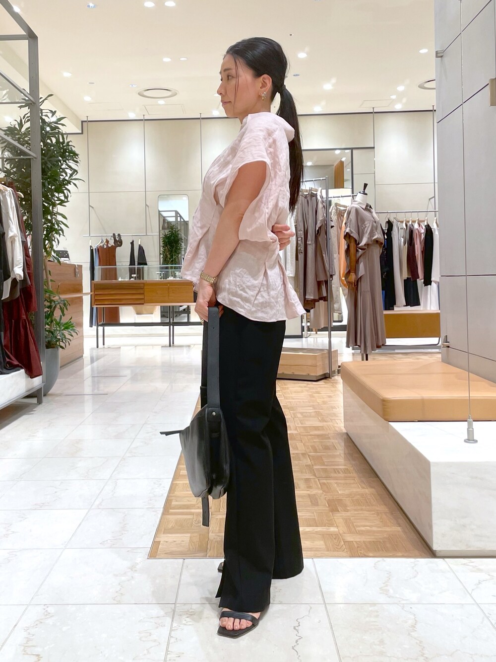 ブラック系のサンダル、ピンク系のシャツ/ブラウス、ブラック系のショルダーバッグを着用したレディースの夏コーディネートの9枚目の写真