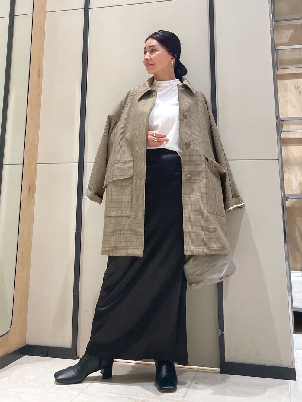 ホワイト系のシャツ/ブラウス、イエロー系のその他アウター、ベージュ系のトートバッグを着用したレディースの冬コーディネートの6枚目の写真