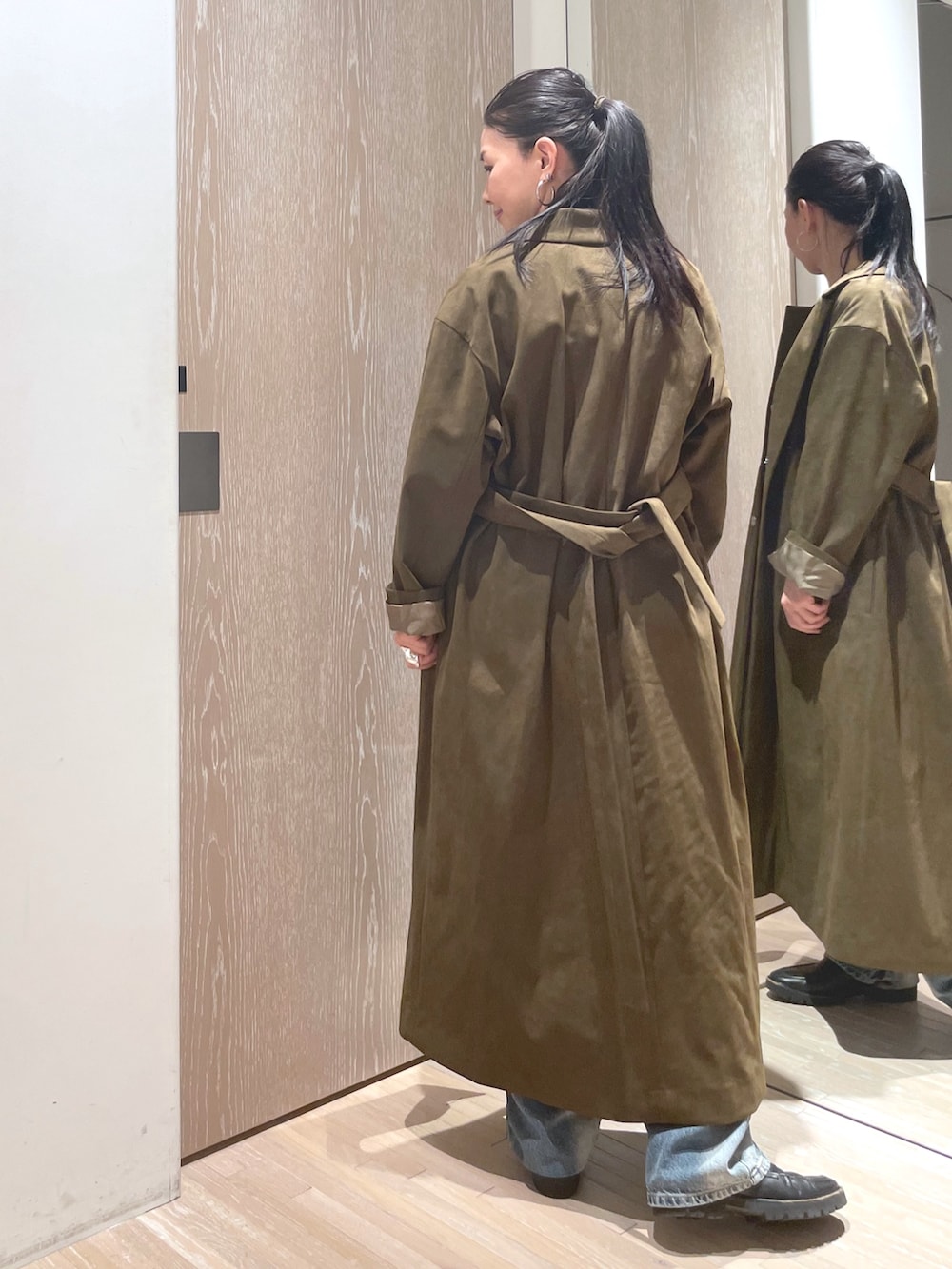 ホワイト系のTシャツ/カットソー、ブルー系のつなぎ/オールインワン、ブラウン系のその他アウターを着用したレディースの冬コーディネートの2枚目の写真