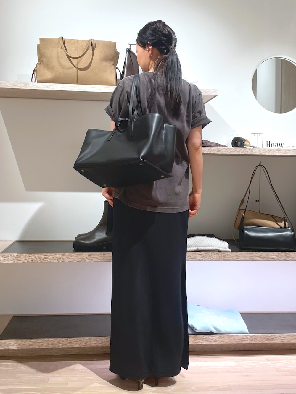 グレー系のTシャツ/カットソー、ブラウン系のパンプス、ブラック系のスカートを着用したレディースの春コーディネートの3枚目の写真