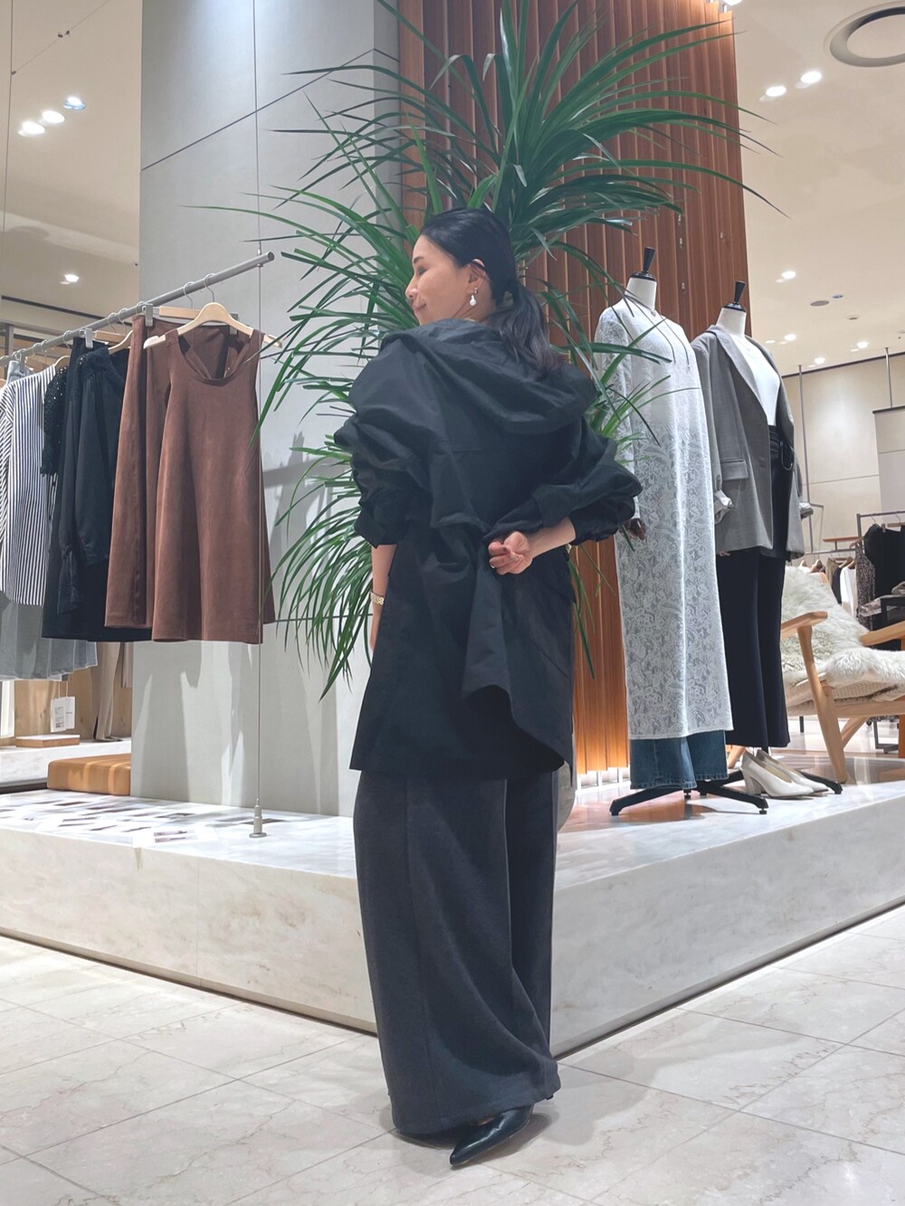 ブラック系のブーツ、ブラック系のその他アウター、グレー系のその他パンツを着用したレディースの秋コーディネートの3枚目の写真