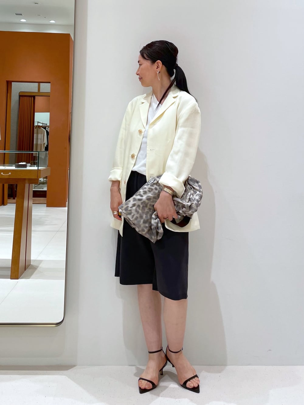 ベージュ系のトートバッグ、ブラック系のサンダル、グレー系のその他パンツを着用したレディースの夏コーディネートの2枚目の写真