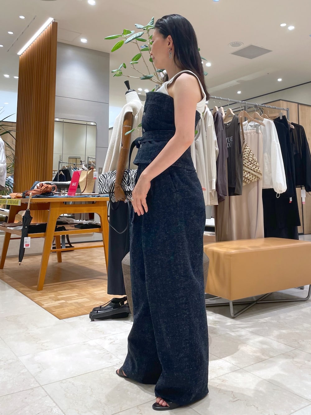 ブルー系のデニムジャケット、ブルー系のシャツ/ブラウス、ブルー系のデニムパンツを着用したレディースの秋コーディネートの6枚目の写真