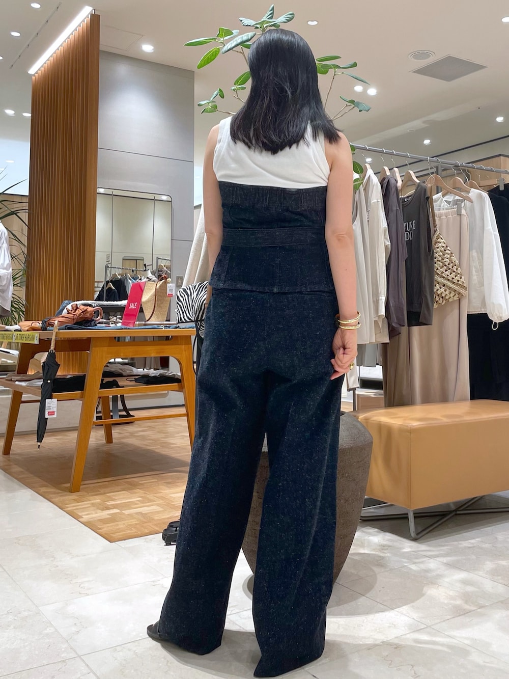 ブルー系のデニムジャケット、ブルー系のシャツ/ブラウス、ブルー系のデニムパンツを着用したレディースの秋コーディネートの7枚目の写真