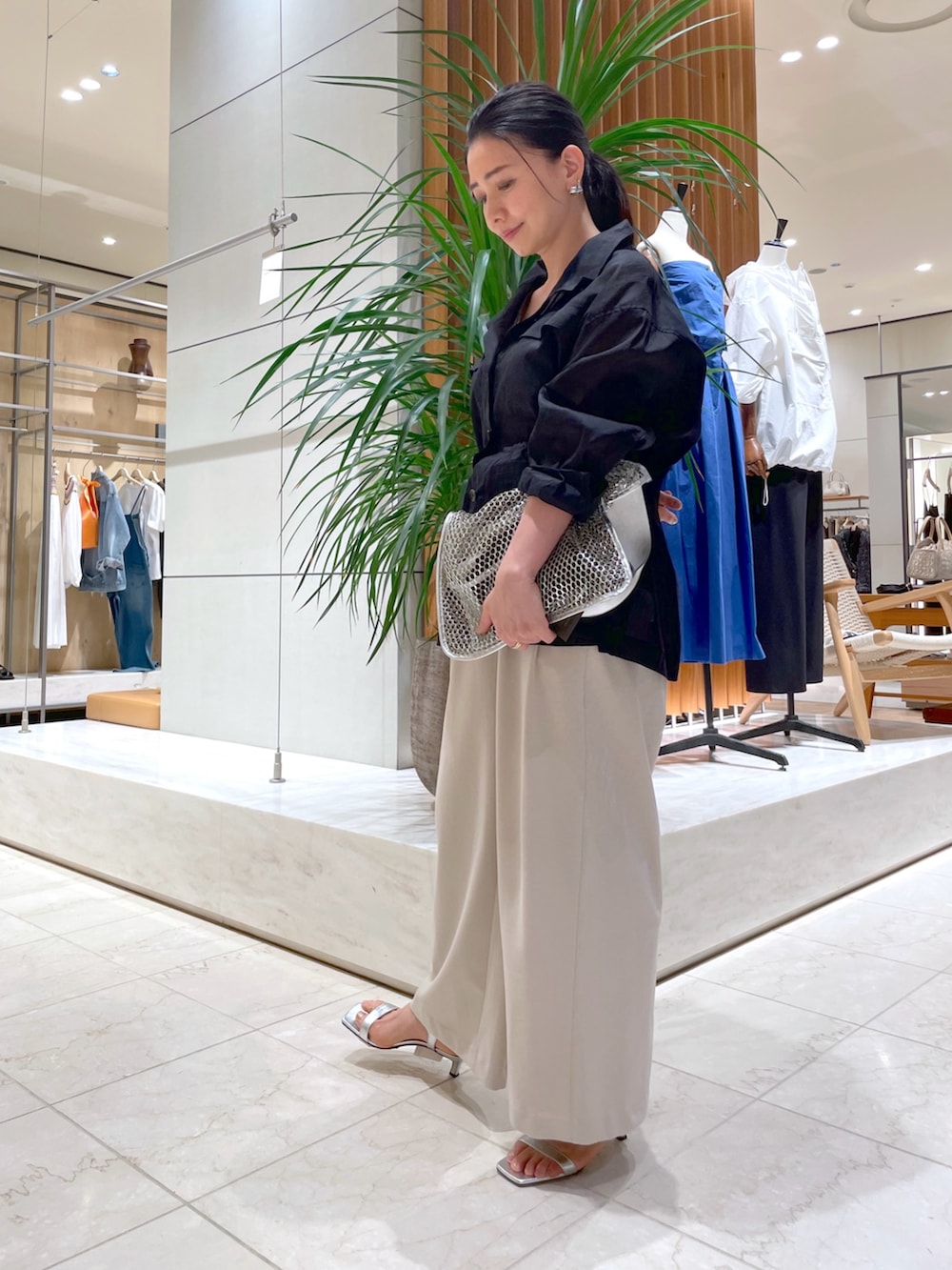 「スポーツミックス、サンダル、夏服コーデ、シンプルカジュアル、ラクチンコーデ、キレイめカジュアル、大人女子、パンツコーデ、夏コーデ、大人ファッション、リラックススタイル、ブラック、シアー、シアージャケット、夏」｜「GALLARDAGALANTEの【ARRON】メッシュバッグ（トートバッグ、シルバー系）」を使った、ggakemさん（骨格ウェーブ・レディース・158cm）の夏コーディネートの4枚目の写真