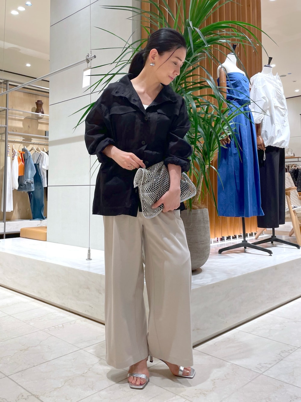 「スポーツミックス、サンダル、夏服コーデ、シンプルカジュアル、ラクチンコーデ、キレイめカジュアル、大人女子、パンツコーデ、夏コーデ、大人ファッション、リラックススタイル、ブラック、シアー、シアージャケット、夏」｜「GALLARDAGALANTEの【ARRON】メッシュバッグ（トートバッグ、シルバー系）」を使った、ggakemさん（骨格ウェーブ・レディース・158cm）の夏コーディネートの2枚目の写真