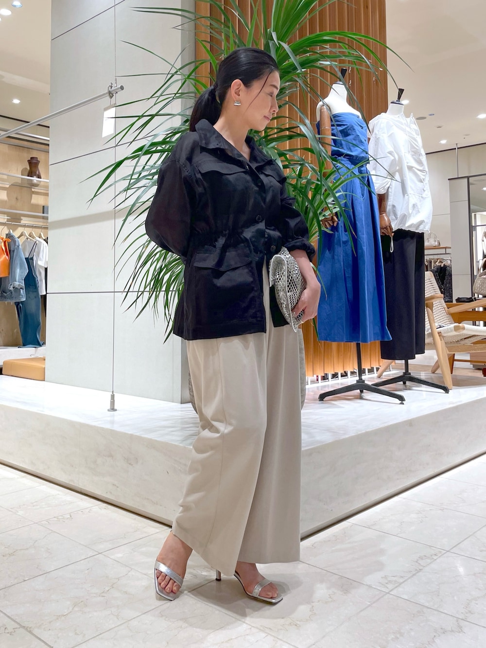 「スポーツミックス、サンダル、夏服コーデ、シンプルカジュアル、ラクチンコーデ、キレイめカジュアル、大人女子、パンツコーデ、夏コーデ、大人ファッション、リラックススタイル、ブラック、シアー、シアージャケット、夏」｜「GALLARDAGALANTEの【ARRON】メッシュバッグ（トートバッグ、シルバー系）」を使った、ggakemさん（骨格ウェーブ・レディース・158cm）の夏コーディネートの3枚目の写真