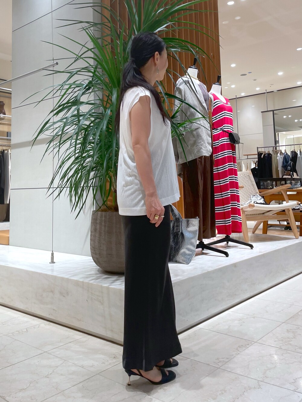 ブラック系のサンダル、シルバー系のトートバッグ、グレー系のスカートを着用したレディースの夏コーディネートの4枚目の写真