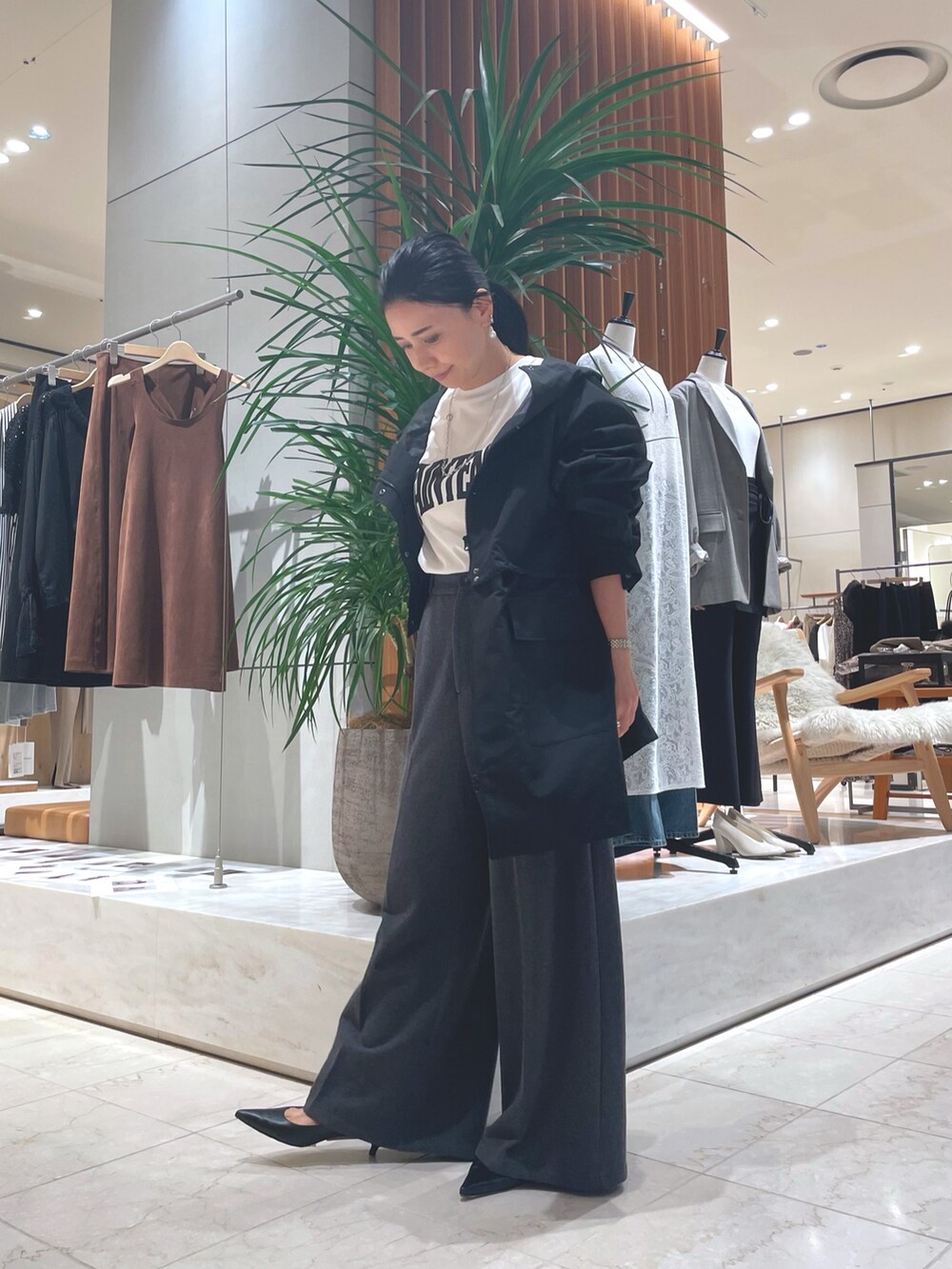 ブラック系のブーツ、ブラック系のその他アウター、グレー系のその他パンツを着用したレディースの秋コーディネートの6枚目の写真