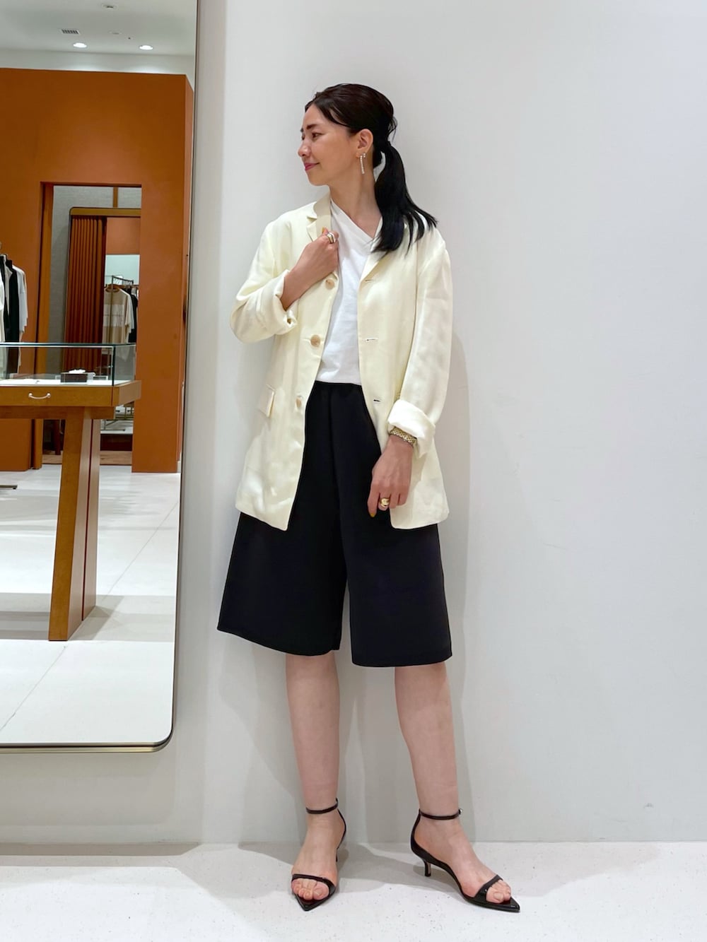ベージュ系のトートバッグ、ブラック系のサンダル、グレー系のその他パンツを着用したレディースの夏コーディネートの8枚目の写真