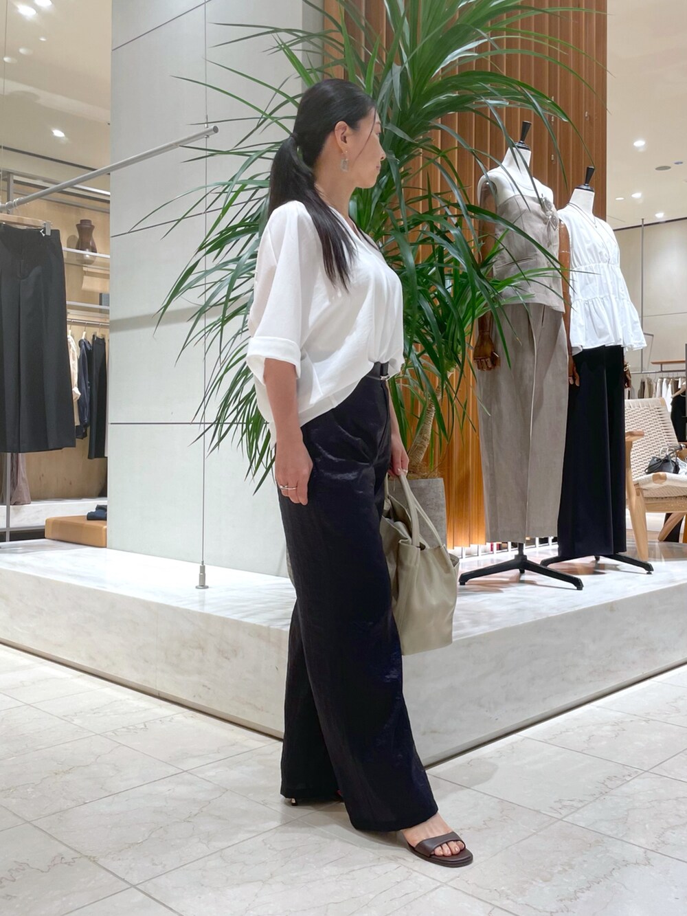 ホワイト系のシャツ/ブラウス、ブルー系のその他パンツ、ブラウン系のサンダルを着用したレディースの夏コーディネートの4枚目の写真