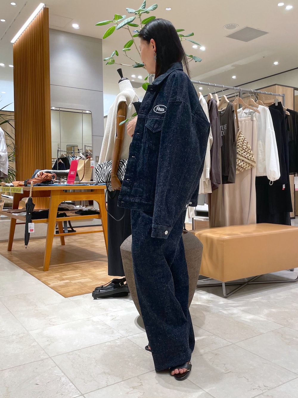 ブルー系のデニムジャケット、ブルー系のシャツ/ブラウス、ブルー系のデニムパンツを着用したレディースの秋コーディネートの2枚目の写真