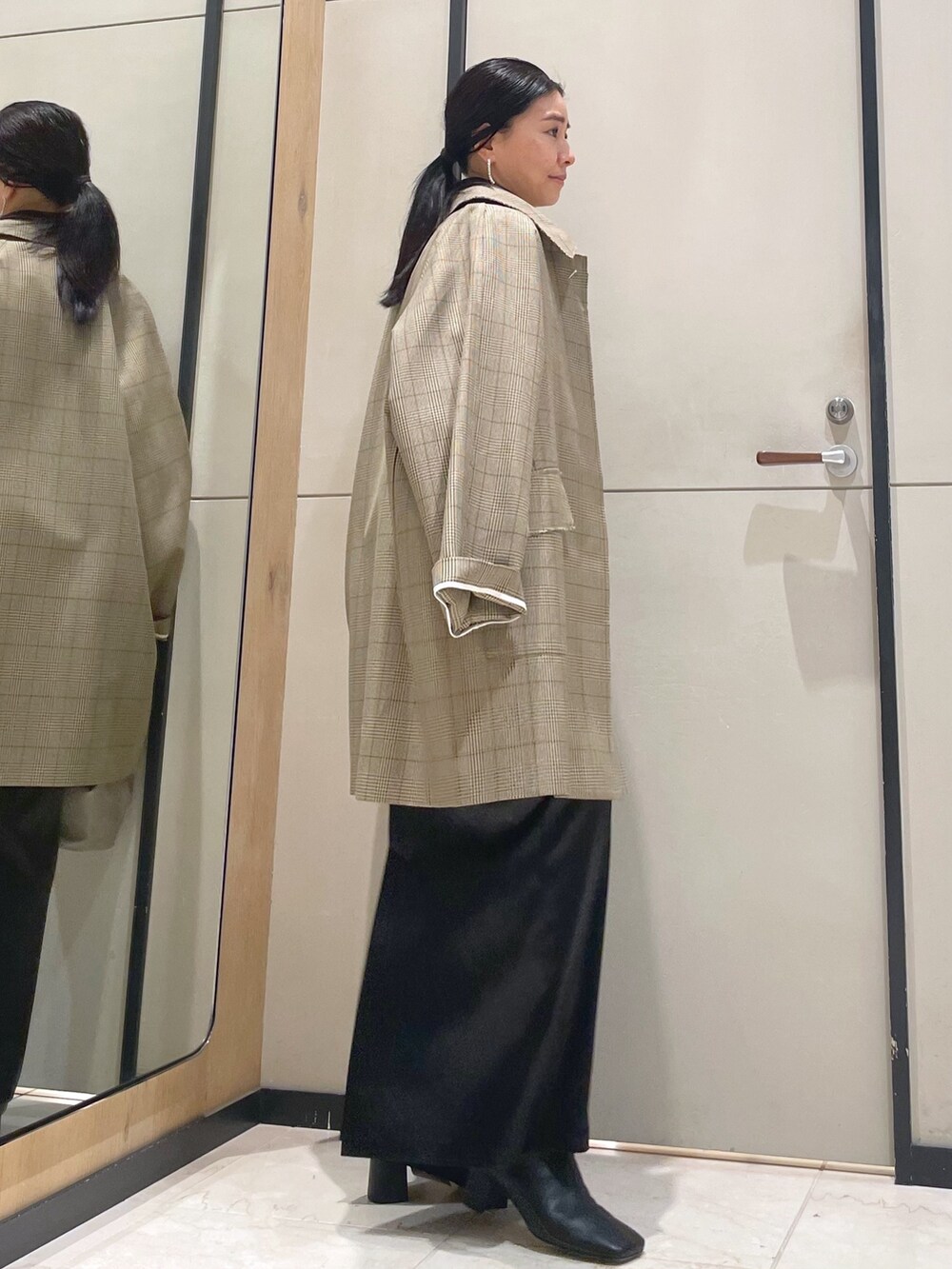 ホワイト系のシャツ/ブラウス、イエロー系のその他アウター、ベージュ系のトートバッグを着用したレディースの冬コーディネートの5枚目の写真