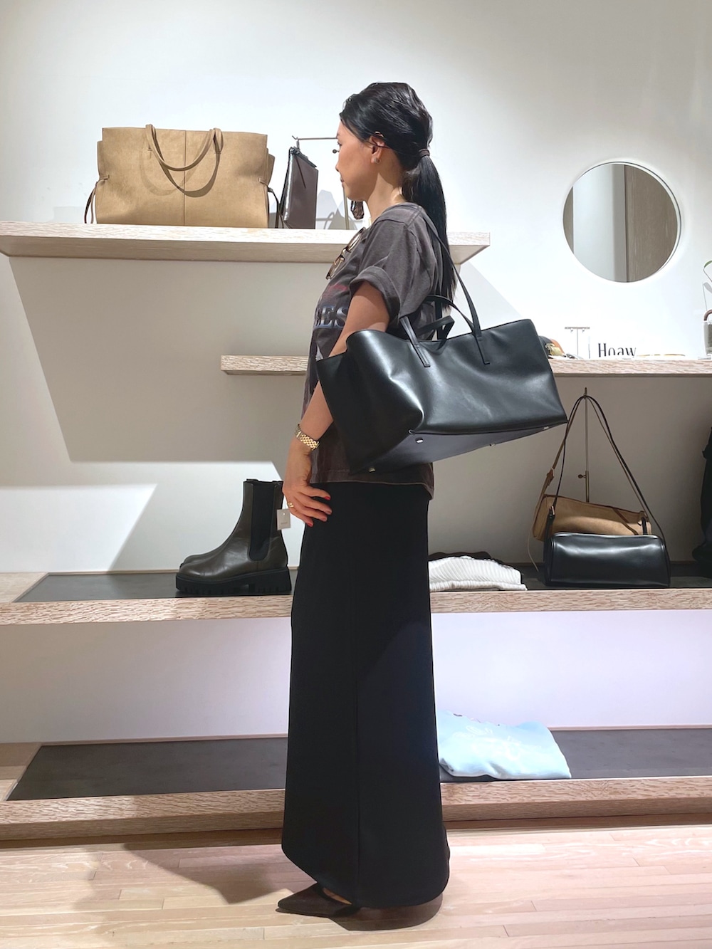 グレー系のTシャツ/カットソー、ブラウン系のパンプス、ブラック系のスカートを着用したレディースの春コーディネートの4枚目の写真