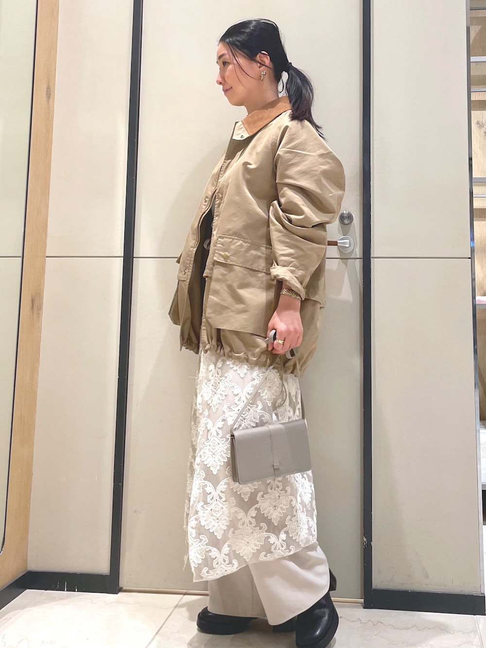 ブラック系のブーツ、ベージュ系のその他アウター、ベージュ系のその他パンツを着用したレディースの秋コーディネートの9枚目の写真