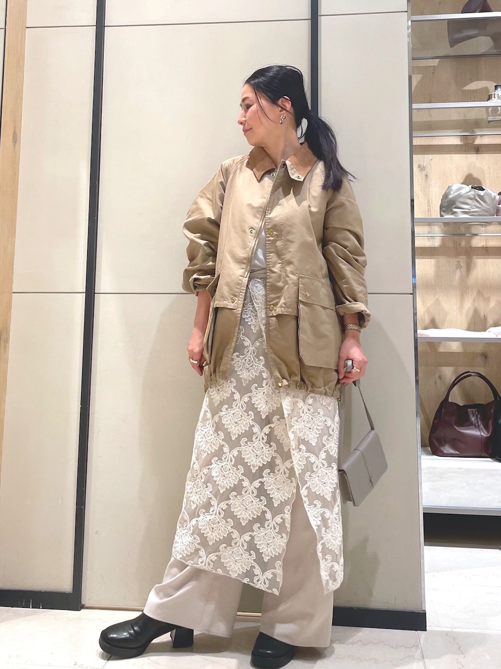 ブラック系のブーツ、ベージュ系のその他アウター、ベージュ系のその他パンツを着用したレディースの秋コーディネートの7枚目の写真