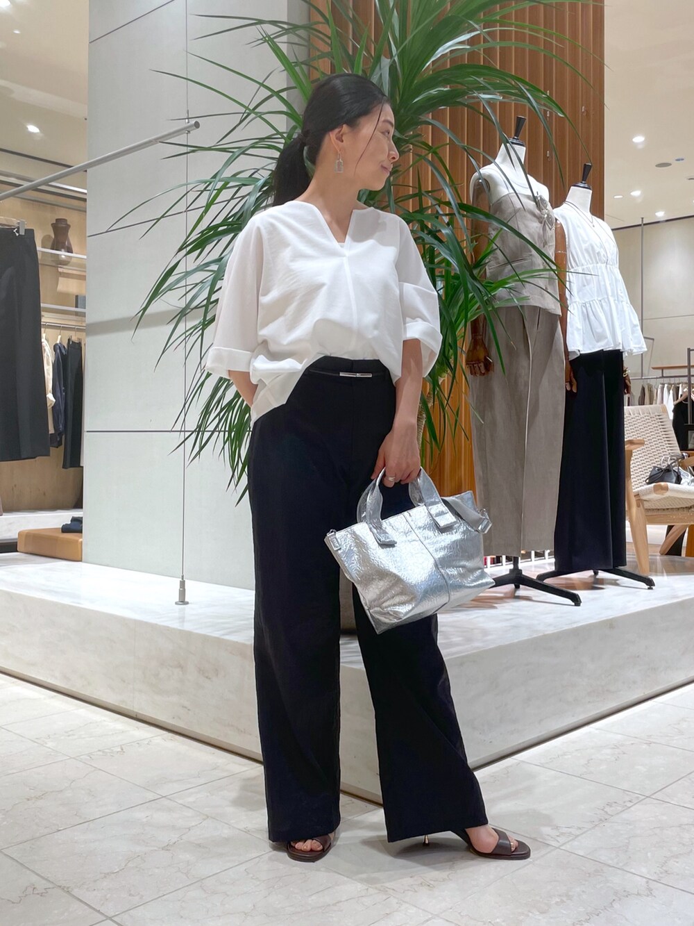 ホワイト系のシャツ/ブラウス、ブルー系のその他パンツ、ブラウン系のサンダルを着用したレディースの夏コーディネートの2枚目の写真