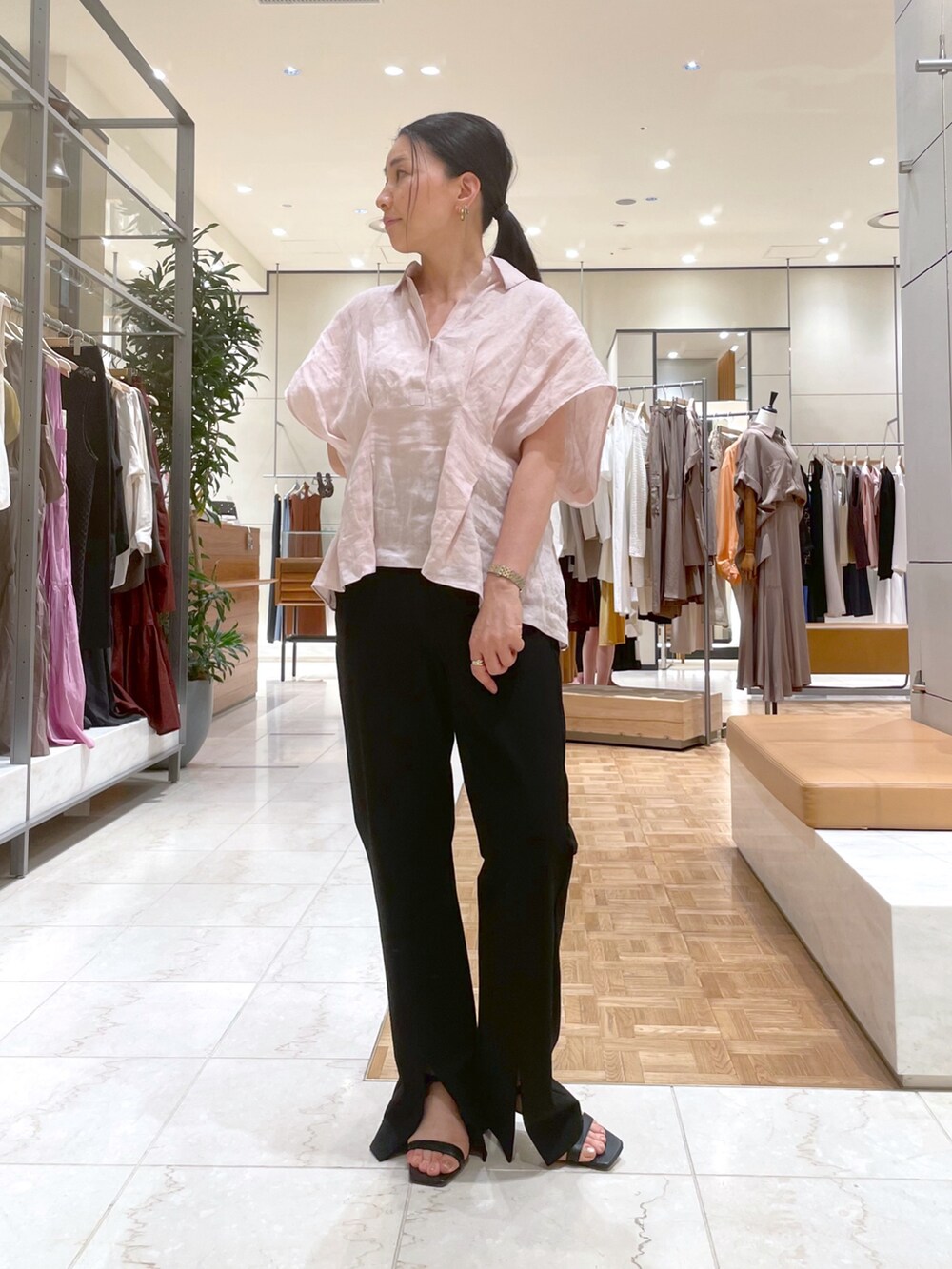 ブラック系のサンダル、ピンク系のシャツ/ブラウス、ブラック系のショルダーバッグを着用したレディースの夏コーディネートの6枚目の写真